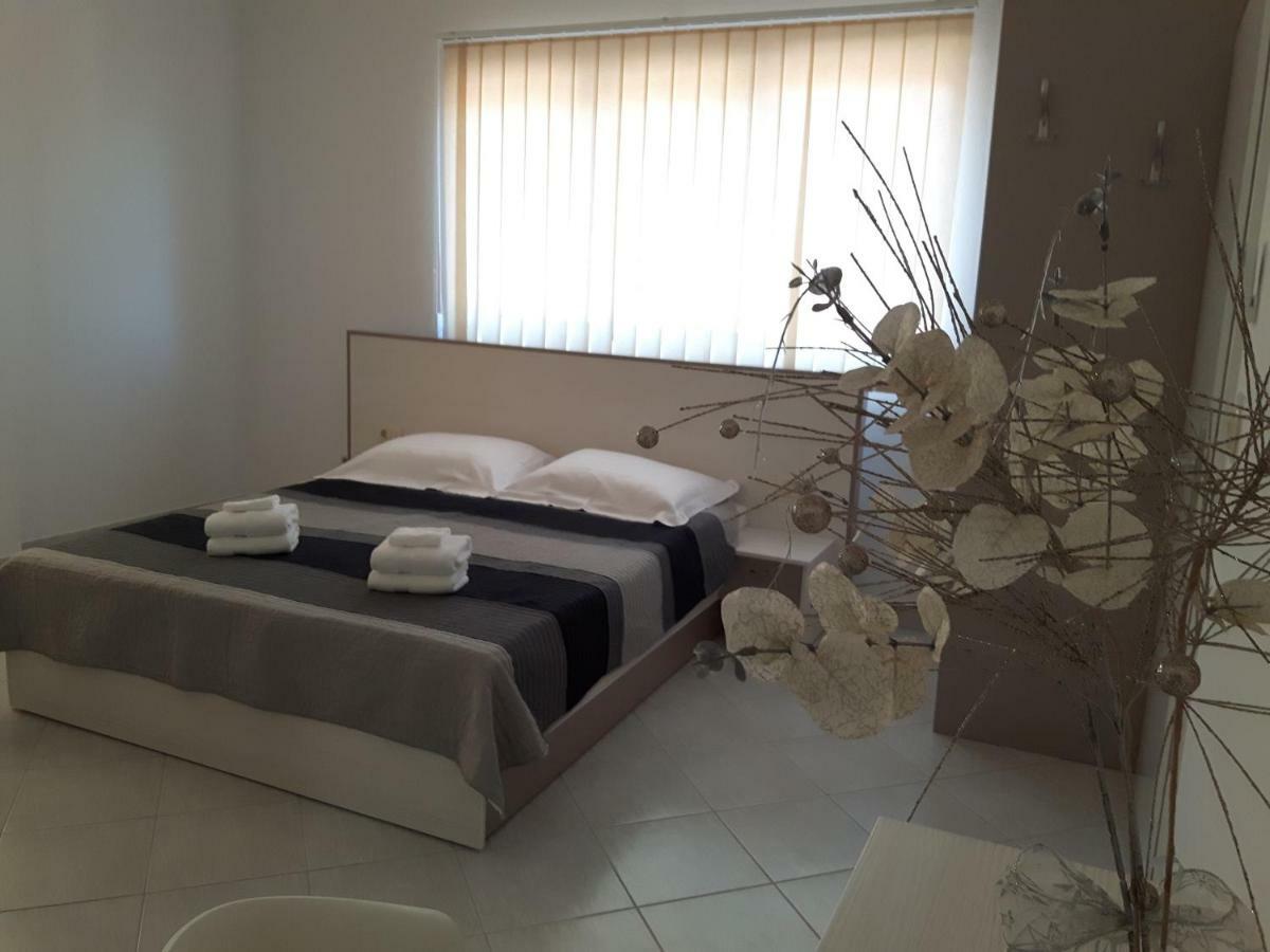 Apartments Nika Trogir Exterior photo